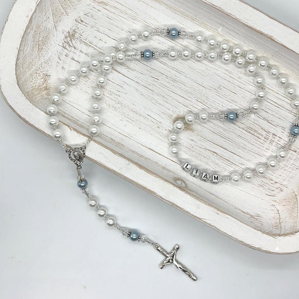 Rosario clásico bautismo personalizado con perlas blancas