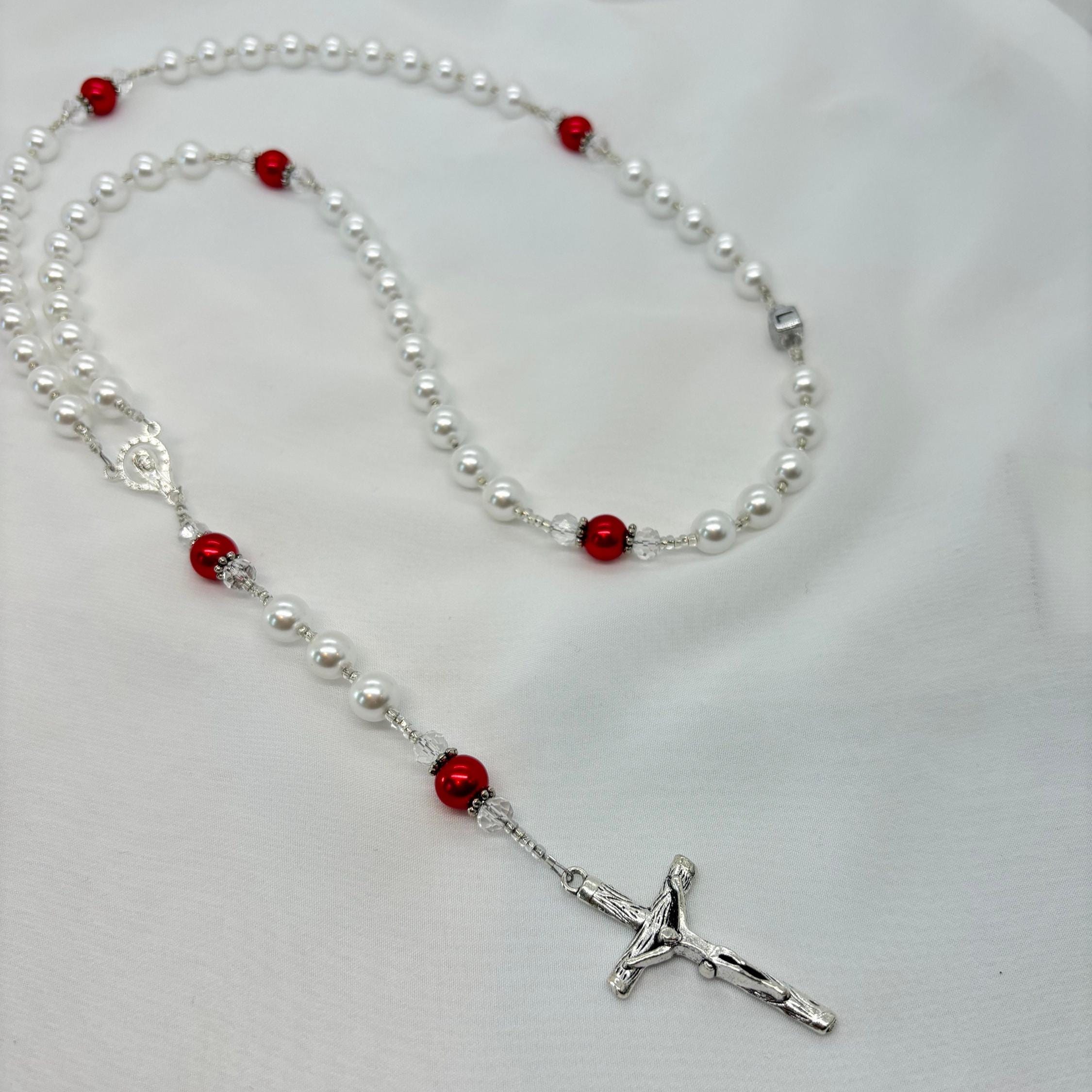 Rosario clásico bautismo personalizado con perlas blancas