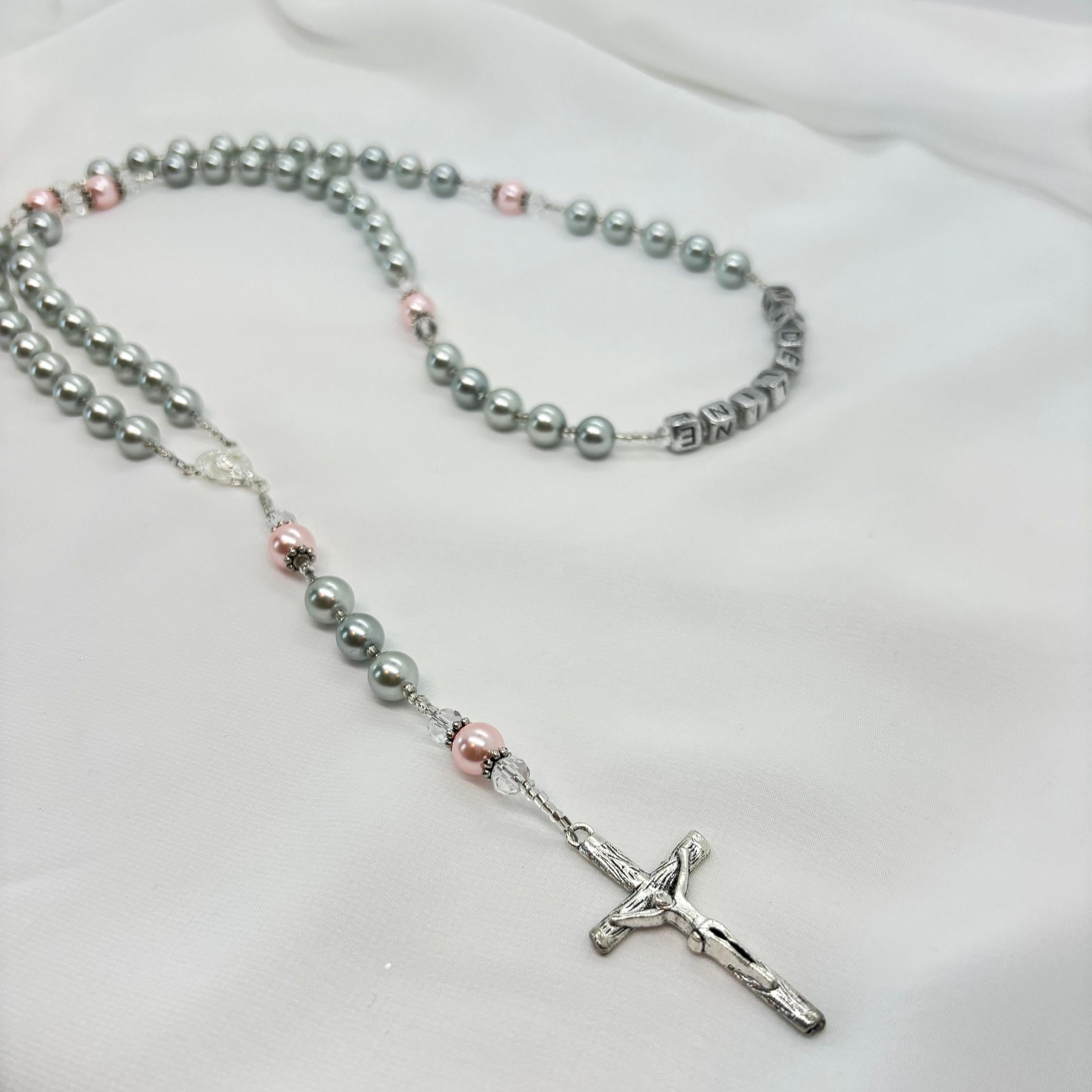 Rosario clásico bautismo personalizado con perlas blancas